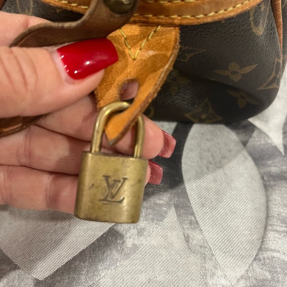 ***Authentic Louis Vuitton purse***good condition - Picture 14 of 15